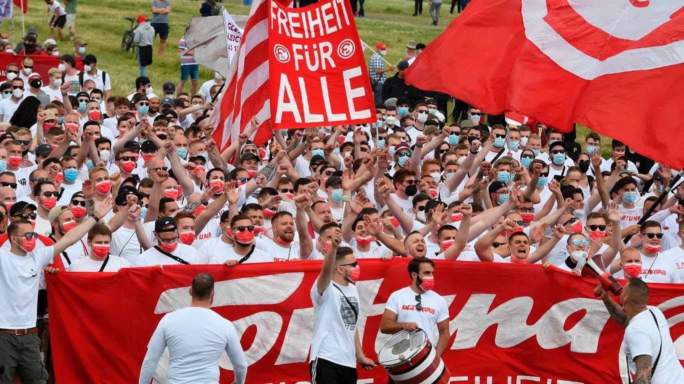 Demonstraten nehmen an einem Protestzug gegen das geplante Versammlungsgesetz für Nordrhein-Westfalen teil: An der Demonstration beteiligten sich auch Fans von Fortuna Düsseldorf.