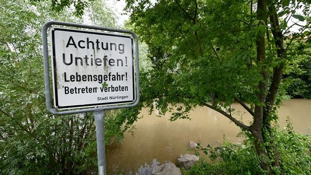 Ein "Betreten verboten"-Schild steht am Neckarufer bei Nürtingen (Archivbild): In Baden-Württemberg ist es vermehrt zu Badeunfällen gekommen.