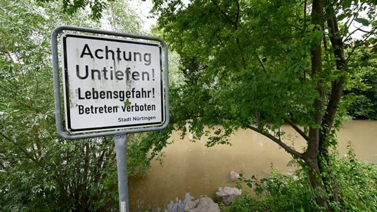 Ein "Betreten verboten"-Schild steht am Neckarufer bei Nürtingen (Archivbild): In Baden-Württemberg ist es vermehrt zu Badeunfällen gekommen.