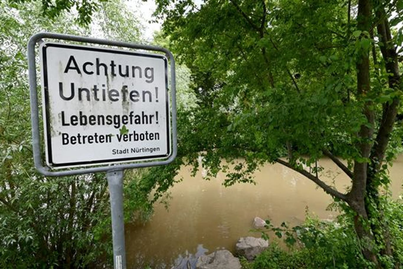 Ein "Betreten verboten"-Schild steht am Neckarufer bei Nürtingen (Archivbild): In Baden-Württemberg ist es vermehrt zu Badeunfällen gekommen.
