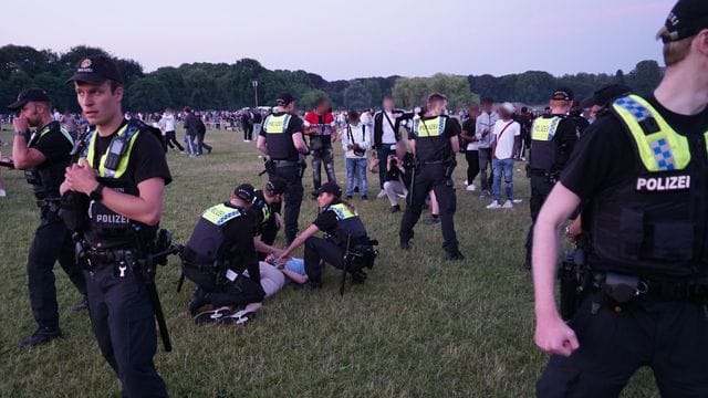 Polizisten räumen den Hamburger Stadtpark (Archivbild): Immer wieder kommt es hier zu größeren Feiern. Polizisten räumen den Hamburger Stadtpark (Archivbild): Immer wieder kommt es hier zu größeren Feiern.