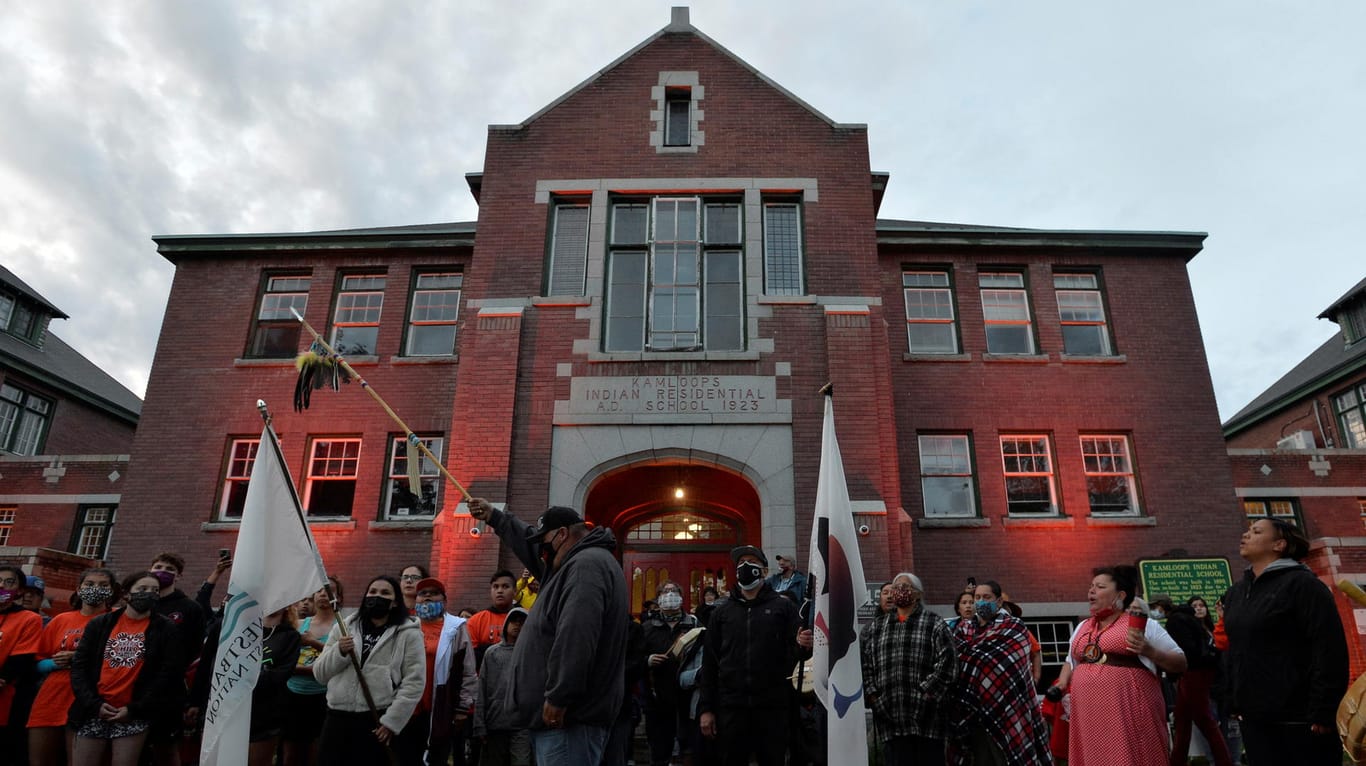 Proteste vor dem ehemalige Umerziehungslager "Kamloops Indian Residential School" in Kanada: In der Nähe sind zwei Kirchen abgebrannt.
