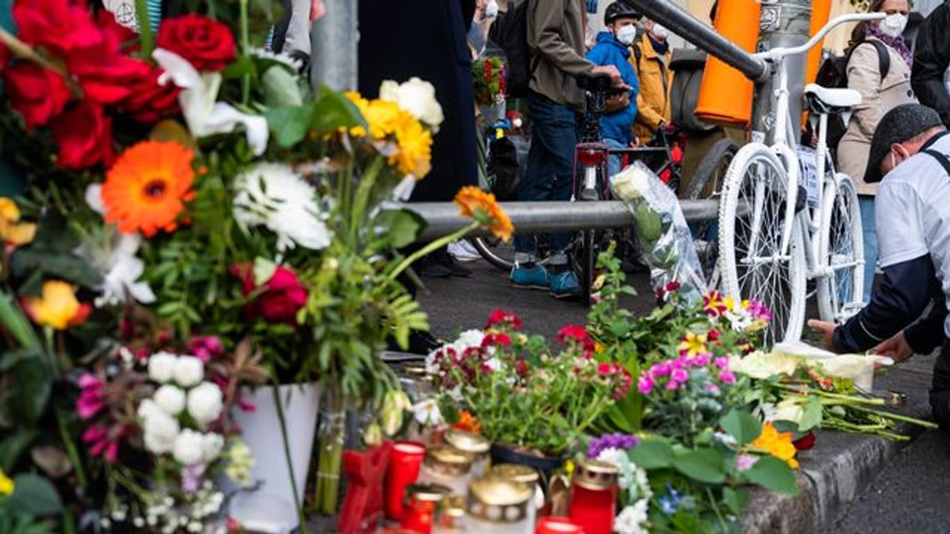 Bei einer Mahnwache nach einem tödlichen Unfall wurden Blumen an die Unfallstelle auf der Frankfurter Allee gelegt (Archivbild): Hier wurde eine 37-Jährige von einem Sattelzug überrollt und getötet.