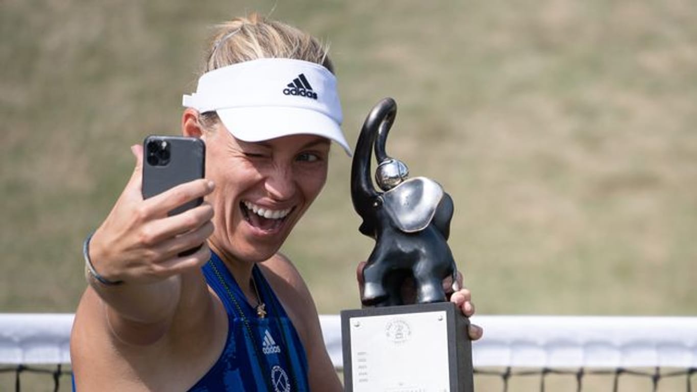 Angelique Kerber macht nach ihrem Sieg in Bad Homburg ein Selfie mit dem Pokal des Turniers.