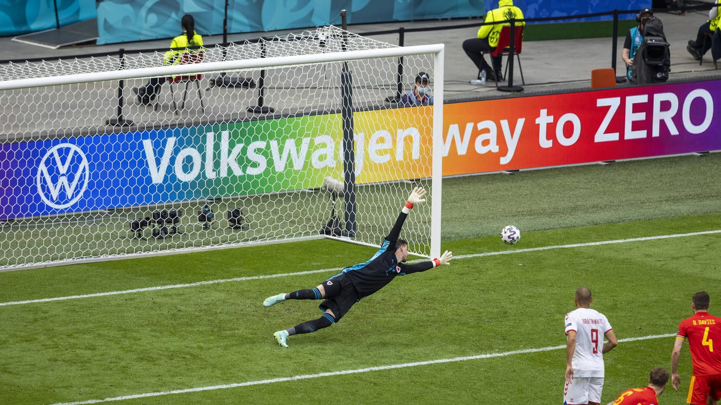 Bunte Werbebanner beim ersten EM-Achtelfinale: Die Uefa hat die Regenbogen-Werbung ihrer Sponsoren begrüßt.