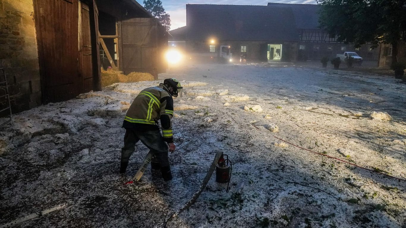 Feuerwehreinsatz auf einem überschwemmten Reiterhof in Baden-Württemberg: In der Nacht zum Dienstag ist insbesondere im Westen und Südwesten wieder heftiger Starkregen möglich.