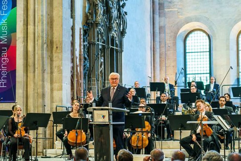 Bundespräsident Frank-Walter Steinmeier hält seine Eröffnungsrede in der Basilika von Kloster Eberbach.