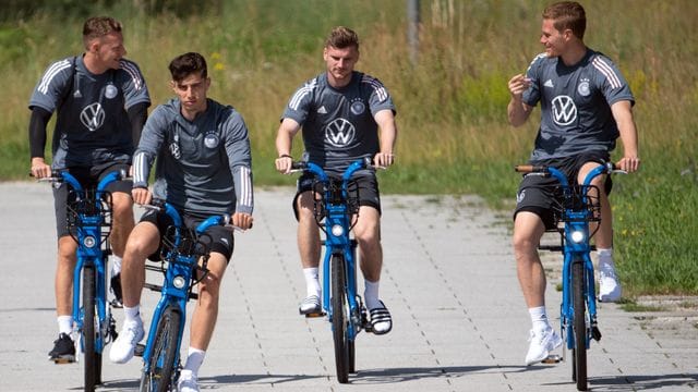 Torwart Bernd Leno (l-r), Kai Havertz, Timo Werner und Marcel Halstenberg kommen mit Fahhrädern zum Training. Torwart Bernd Leno (l-r), Kai Havertz, Timo Werner und Marcel Halstenberg kommen mit Fahhrädern zum Training.