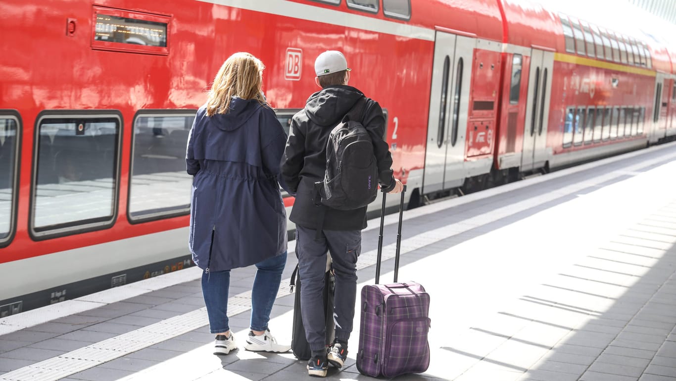 Reisende am Bahnhof Osnabrück: Wegen der Entschärfung einer Weltkriegsbombe müssen am Sonntag Züge nach Berlin und ins Ruhrgebiet umgeleitet werden.