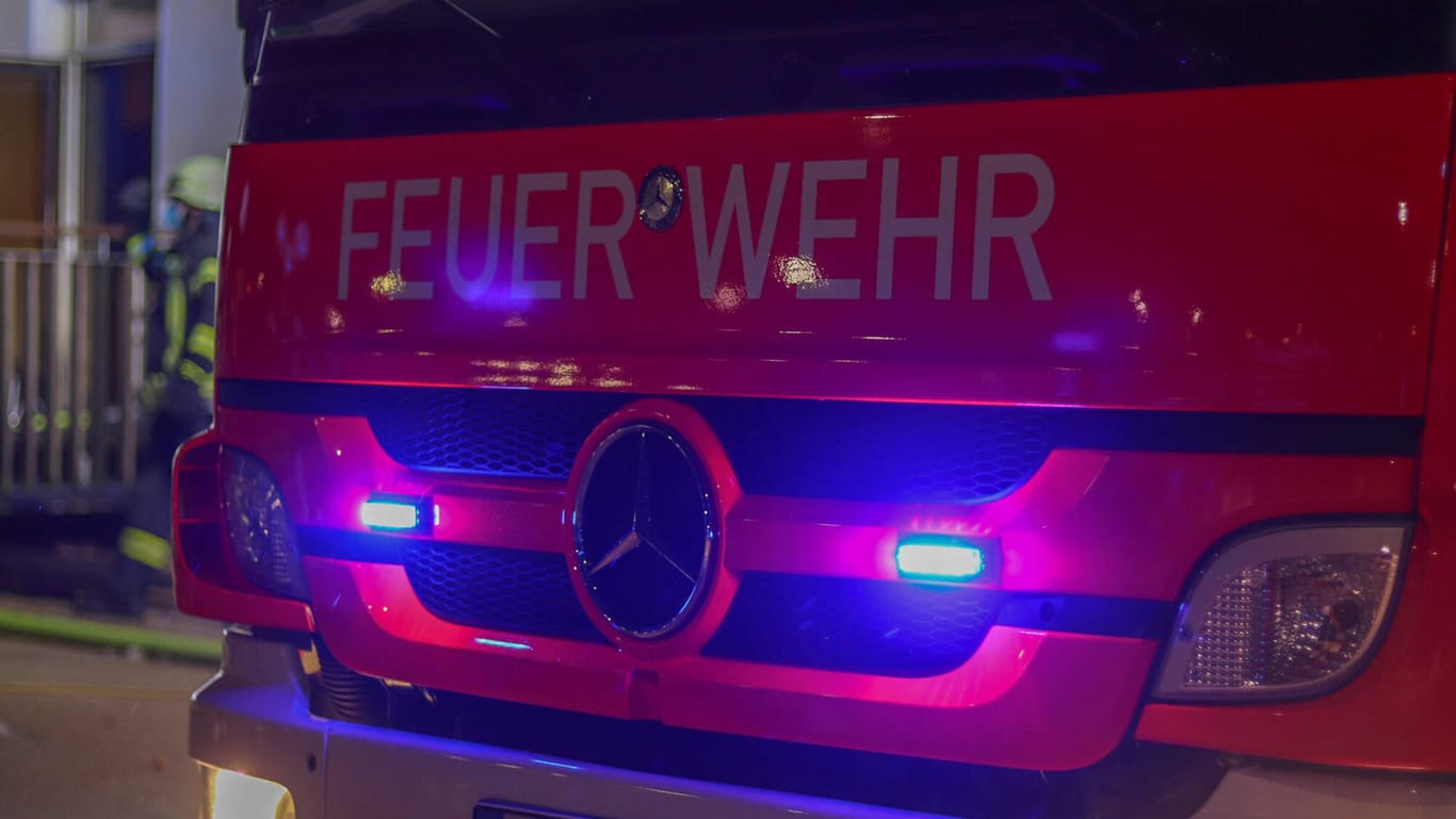 Einsatzwagen der Feuerwehr: Helfer mussten die 14-Jährige aus dem Kindergarten in Vechta bergen. (Symbolfoto)