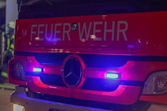 Einsatzwagen der Feuerwehr: Helfer mussten die 14-Jährige aus dem Kindergarten in Vechta bergen. (Symbolfoto)