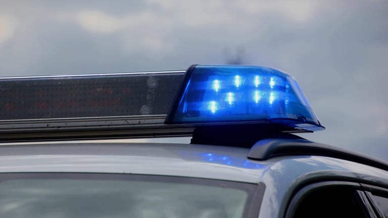 Ein Blaulicht auf einem Einsatzwagen (Symbolbild): Ein Mann leistete bei einer Polizeikontrolle erheblichen Widerstand.