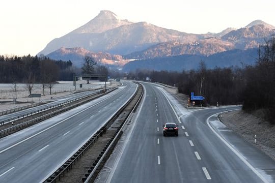 Ein Fahrzeug fährt über eine Autobahn
