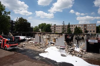 Blick auf das ausgebrannte Corona-Testzentrum in Braunschweig