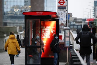 Bushaltestelle in London: Die Papiere waren vom Regen durchnässt (Symbolbild).