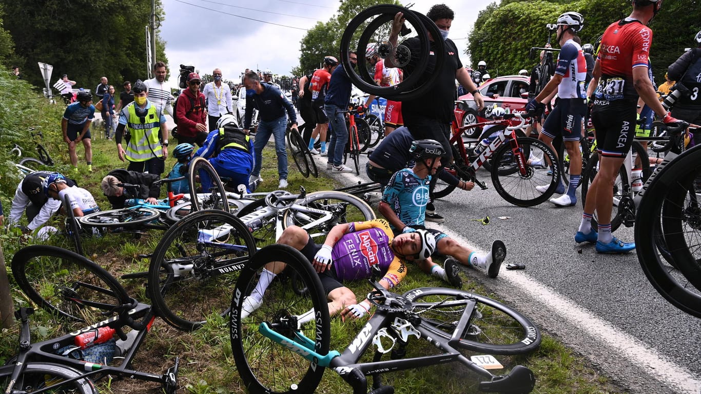 Mehrere Fahrer liegen am Boden: Der Massensturz bei der Tour hatte Folgen.
