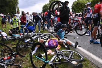 Mehrere Fahrer liegen am Boden: Der Massensturz bei der Tour hatte Folgen.