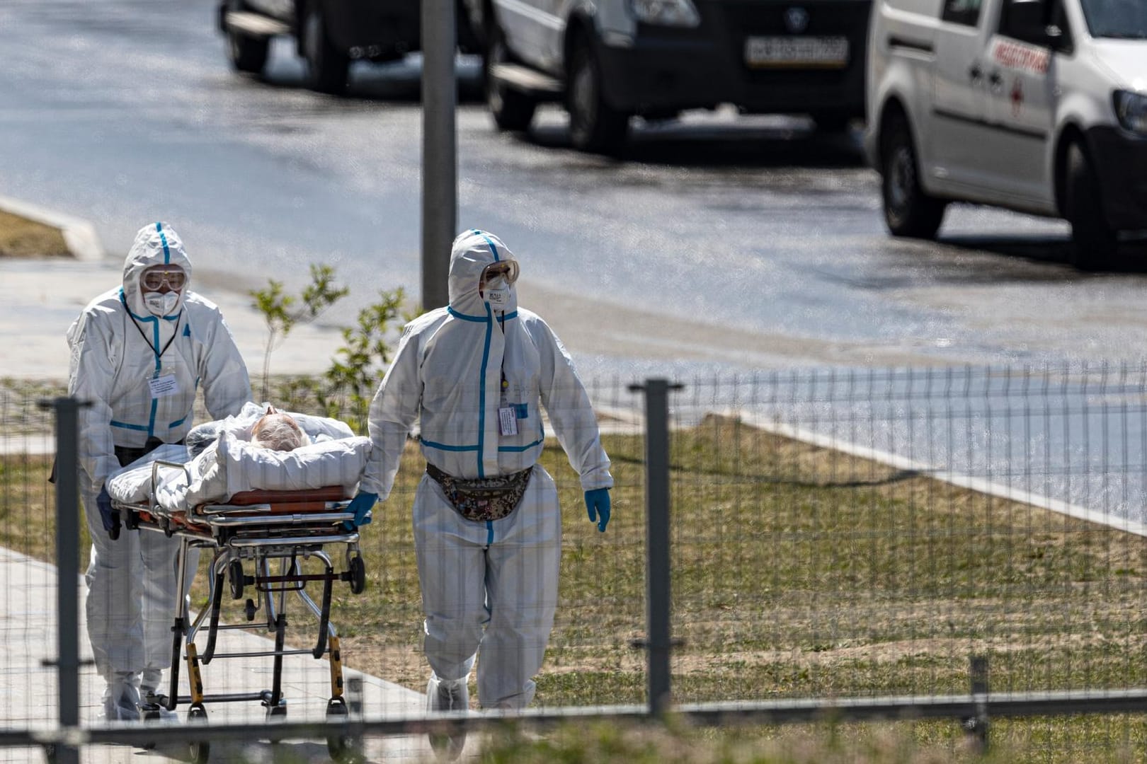 Sanitäter bringen einen Corona-Patienten in ein Moskauer Krankenhaus: Die Stadt meldete am Sonntag 144 Todesfälle in 24 Stunden – so viele wie nie.