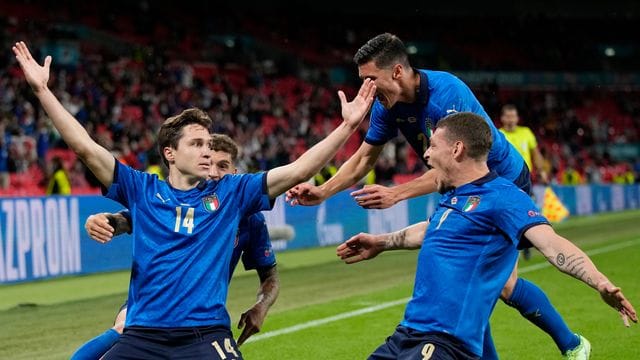 Italiens Federico Chiesa (l) feiert mit seinen Teamkollegen nach dem Führungstreffer.