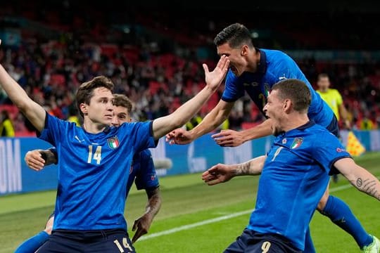 Italiens Federico Chiesa (l) feiert mit seinen Teamkollegen nach dem Führungstreffer.