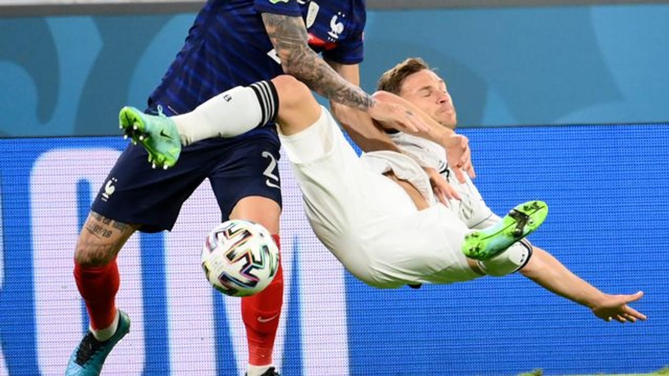 Frankreichs Lucas Hernandez (l), hier im Zweikampf mit Deutschlands Joshua Kimmich, wird wohl für das Achtelfinale fit.