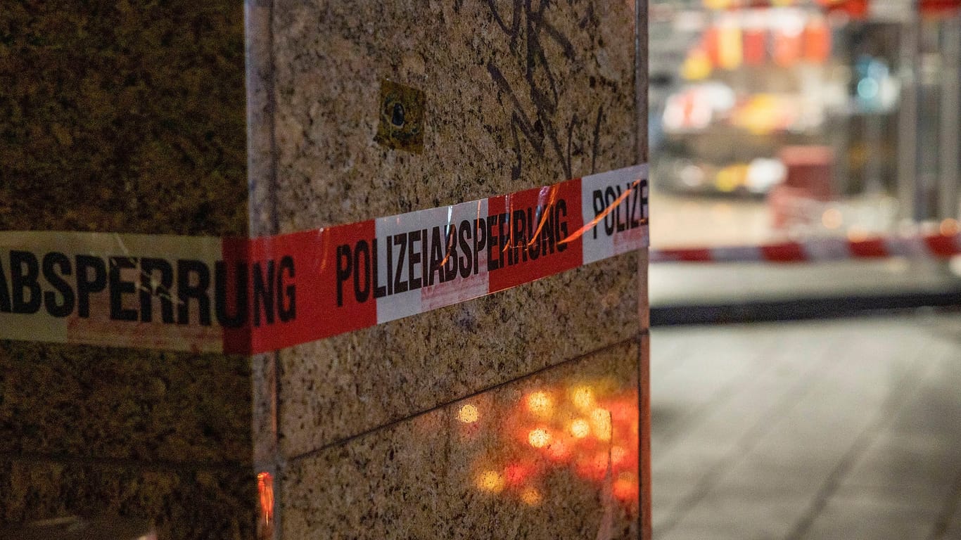 Polizeiabsperrung am Barbarossaplatz in Würzburg: Das Material, das in der Obdachlosenunterkunft des Mannes gefunden wurde, ist in somalischer Sprache, sodass die Auswertung noch andauert.