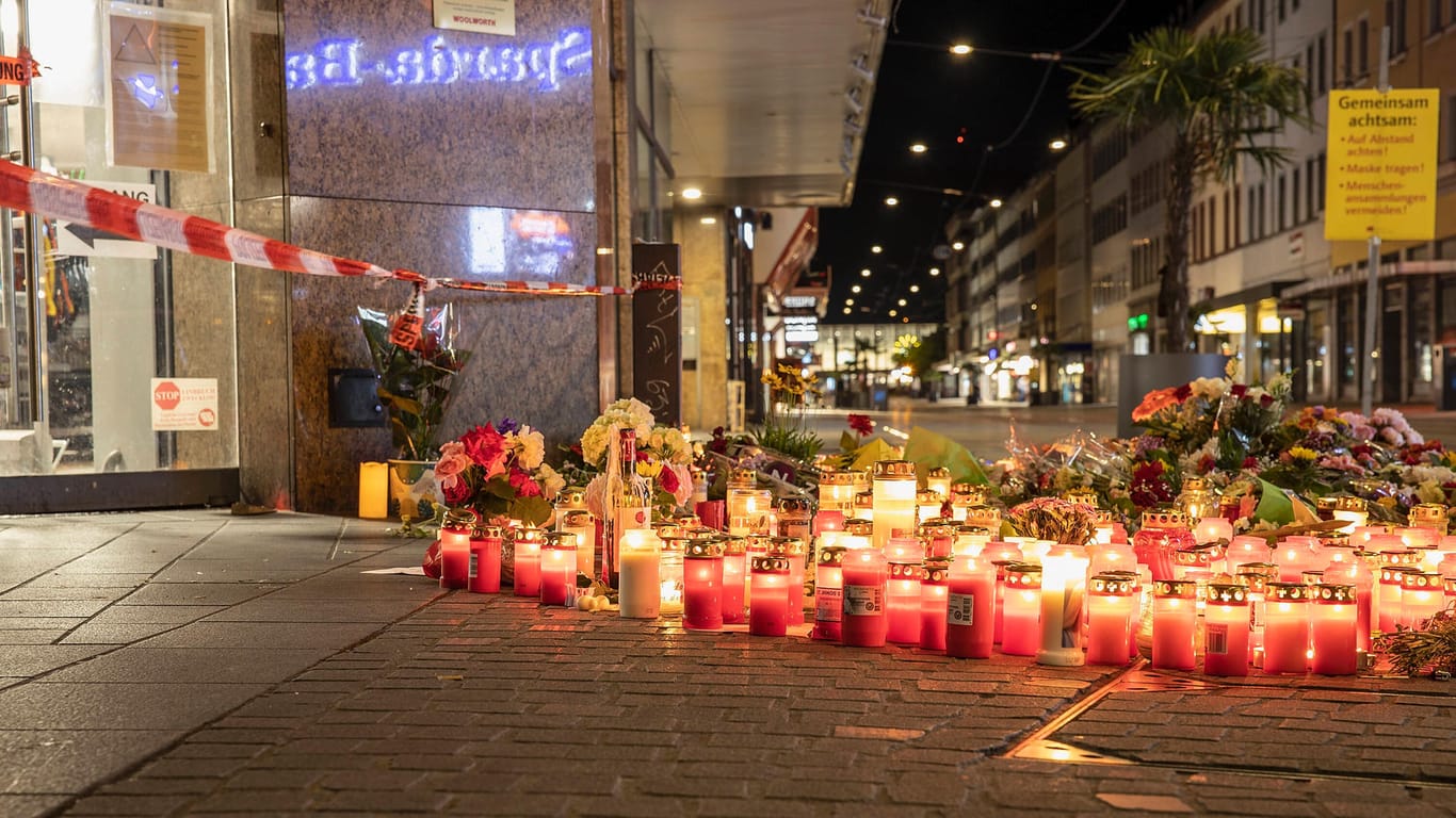 Kerzen und Blumen am Barbarossaplatz in Würzburg: Menschen gedenken der Opfer des Anschlags.