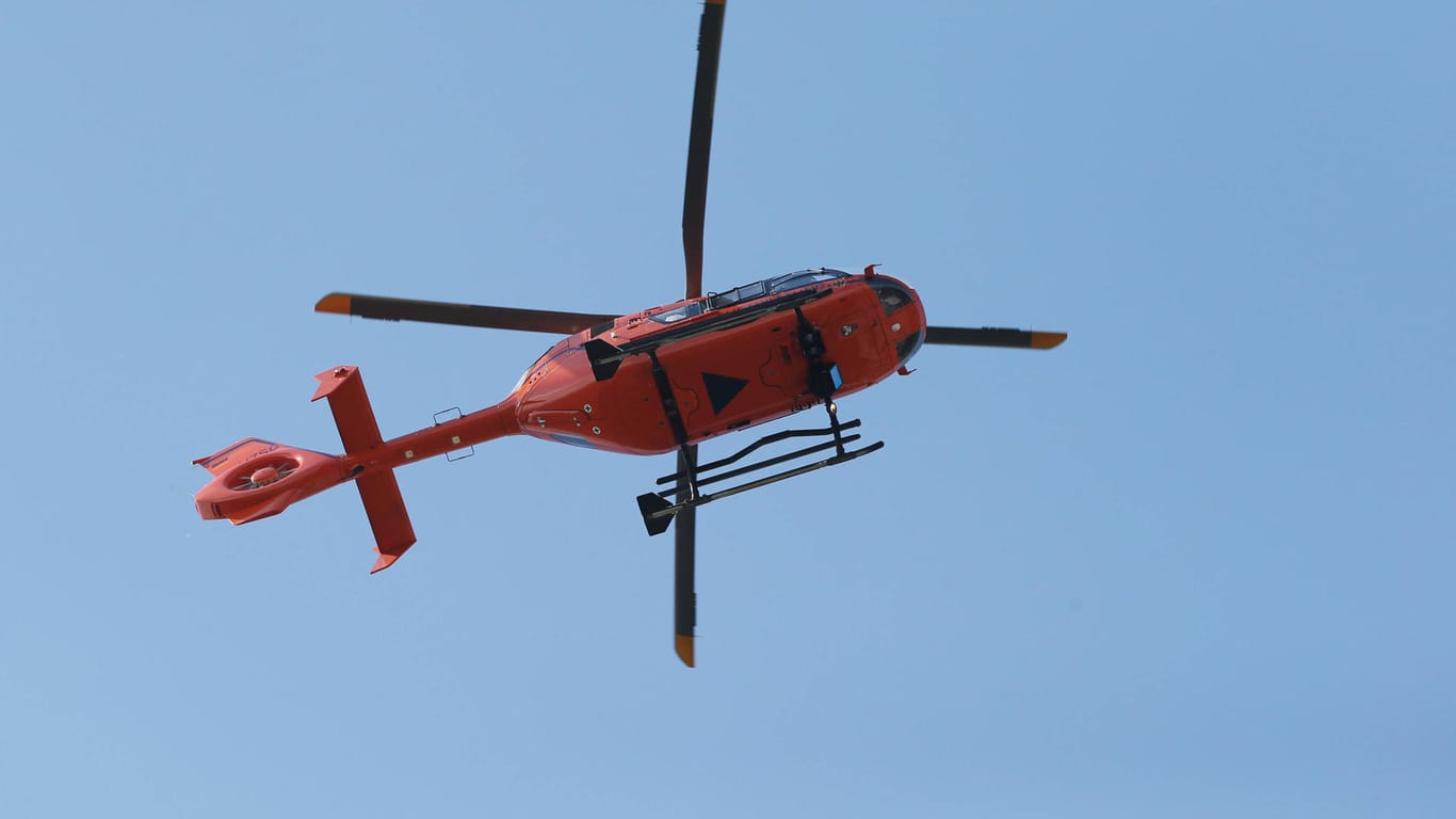 Helikopter der Luftrettung im Flug (Symbolbild): Bei Mainz sind zwei Schwimmer aus dem Rhein gerettet worden.