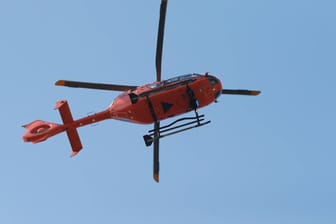 Helikopter der Luftrettung im Flug (Symbolbild): Bei Mainz sind zwei Schwimmer aus dem Rhein gerettet worden.