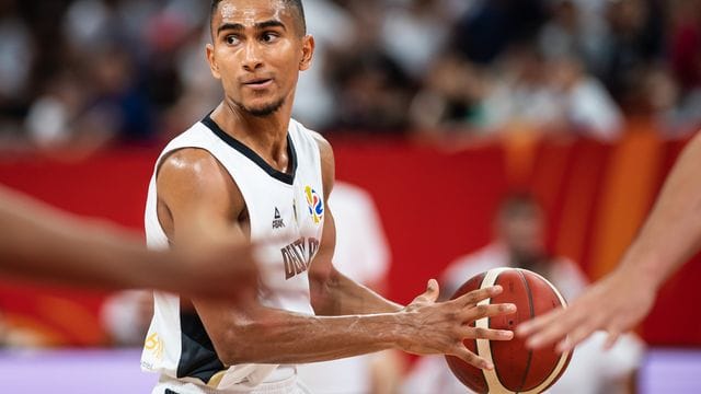 Deutschlands Maodo Lo hält den Ball.