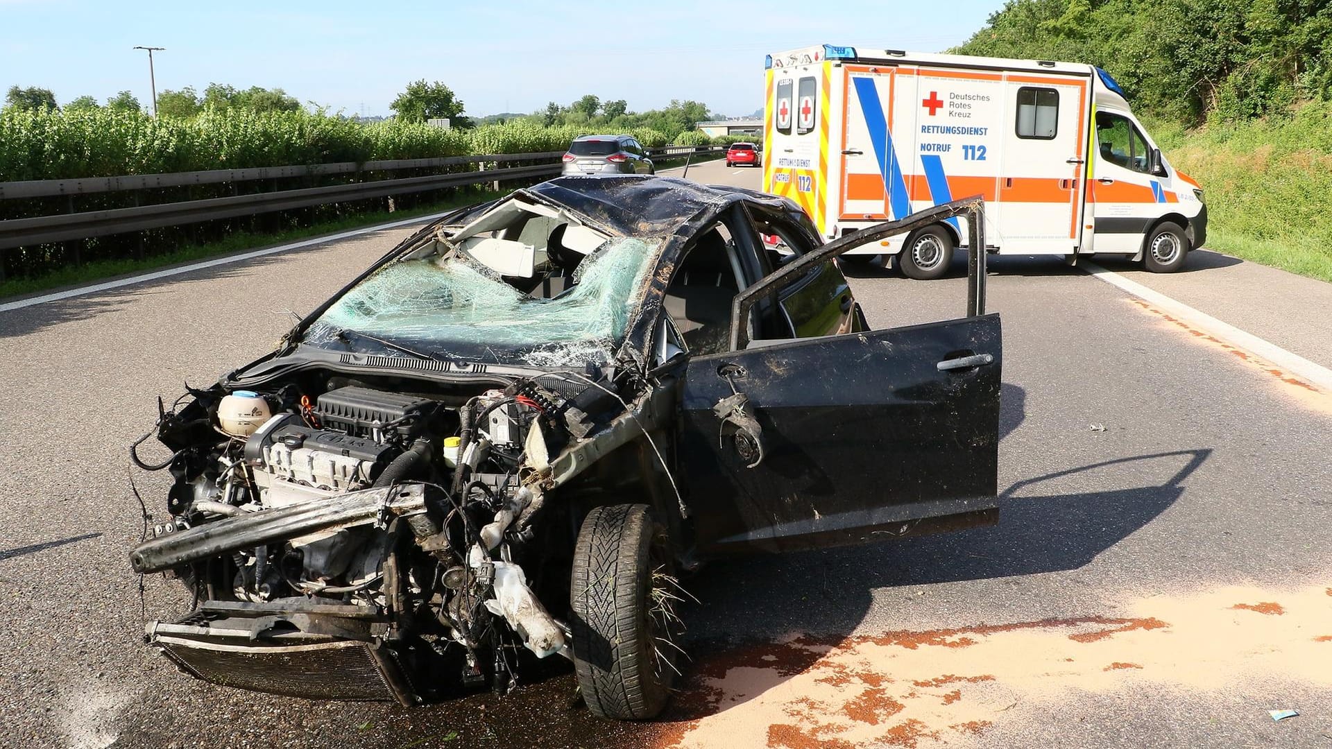 Ein zerstörter Pkw liegt an der Unfallstelle: Ein Mann hat sich auf der Autobahn 81 nahe Ludwigsburg mit seinem Wagen überschlagen und ist dabei schwer verletzt worden. Ein zerstörter Pkw liegt an der Unfallstelle: Ein Mann hat sich auf der Autobahn 81 nahe Ludwigsburg mit seinem Wagen überschlagen und ist dabei schwer verletzt worden.