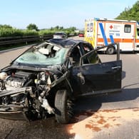 Ein zerstörter Pkw liegt an der Unfallstelle: Ein Mann hat sich auf der Autobahn 81 nahe Ludwigsburg mit seinem Wagen überschlagen und ist dabei schwer verletzt worden.