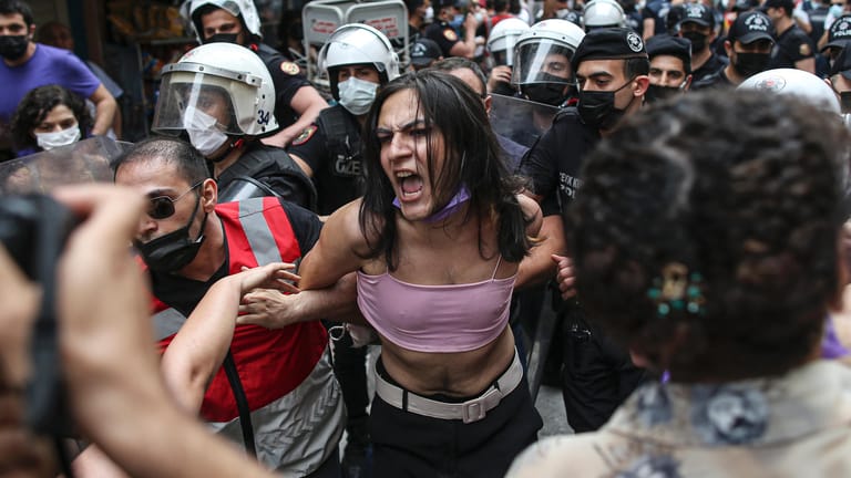 Demonstrant wird von der Polizei abgeführt: Bei einer Pride Parade setzte die Polizei Tränengas ein.