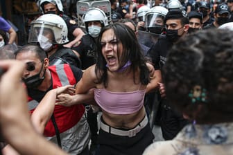 Demonstrant wird von der Polizei abgeführt: Bei einer Pride Parade setzte die Polizei Tränengas ein.