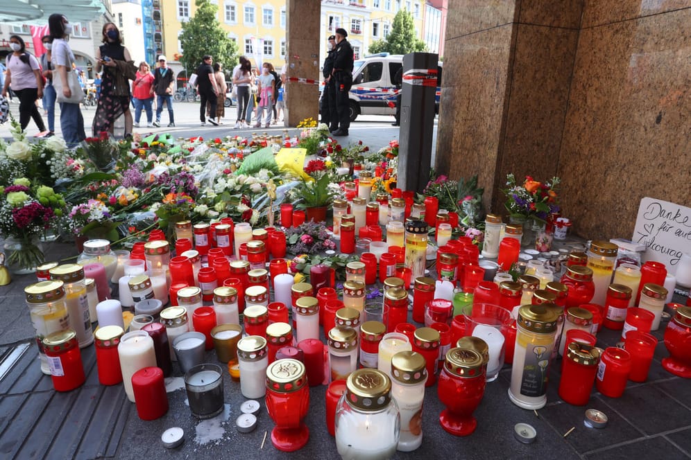 Blumen und Kerzen in der Würzburger Innenstadt: "Wie würden Sie sich heute als Ausländer in unserer Stadt fühlen?"