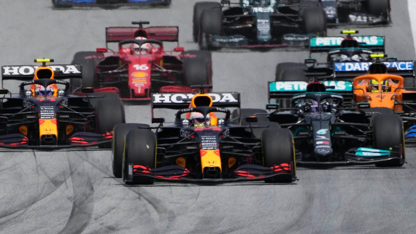 Max Verstappen (vorn) beim Start in Spielberg: Der Niederländer gewann das Rennen überlegen.