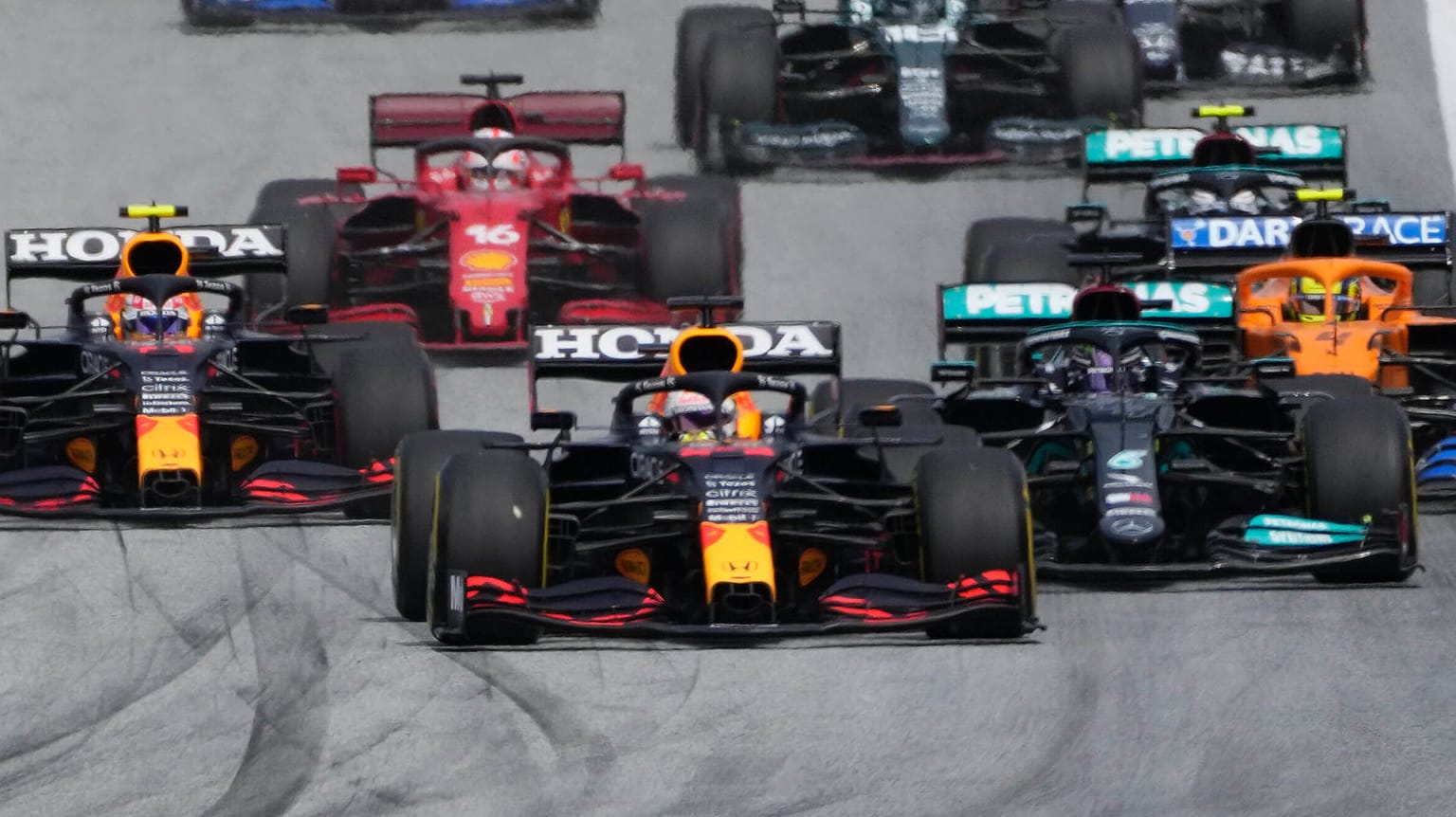 Max Verstappen (vorn) beim Start in Spielberg: Der Niederländer gewann das Rennen überlegen.