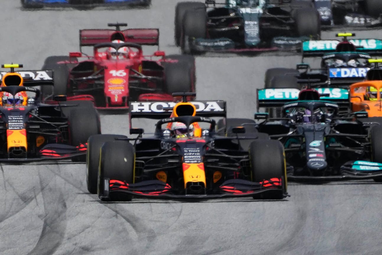 Max Verstappen (vorn) beim Start in Spielberg: Der Niederländer gewann das Rennen überlegen.