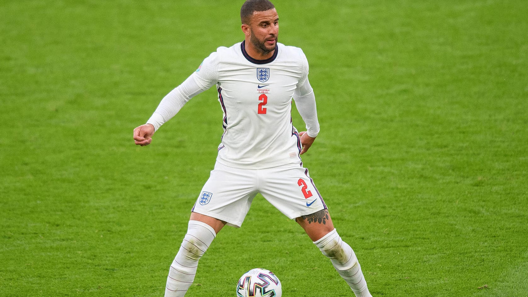 Rechtsverteidiger Kyle Walker wird Robin Gosens eng bewachen.