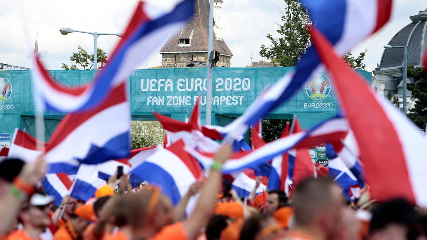 Überall niederländische Fahnen: Die Fanzone in Budapest.