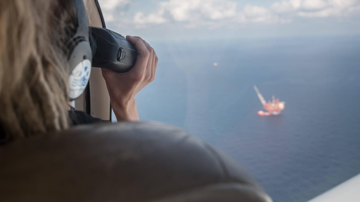 Sea-Watch-Helferin an Bord der "Moonbird": Mit Hilfe des Flugzeugs hat die Hilfsorganisation ein Boot in Seenot mit etwa 100 Menschen entdeckt.