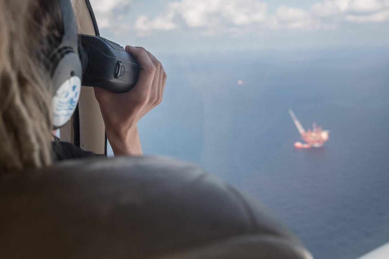 Sea-Watch-Helferin an Bord der "Moonbird": Mit Hilfe des Flugzeugs hat die Hilfsorganisation ein Boot in Seenot mit etwa 100 Menschen entdeckt.