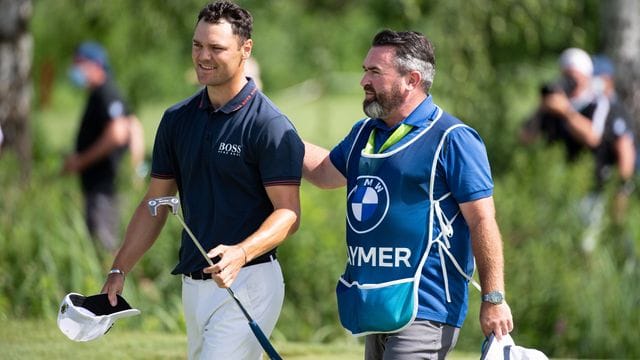 Martin Kaymer (l) freut sich mit seinem Caddie über seine Traumrunde.