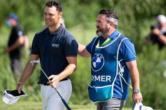 Martin Kaymer (l) freut sich mit seinem Caddie über seine Traumrunde.