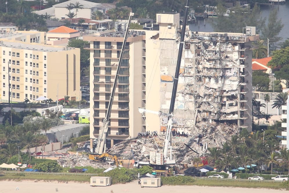 Eingestürztes Wohnhaus in Florida: Einige Menschen konnten von ihren Balkonen gerettet werden.