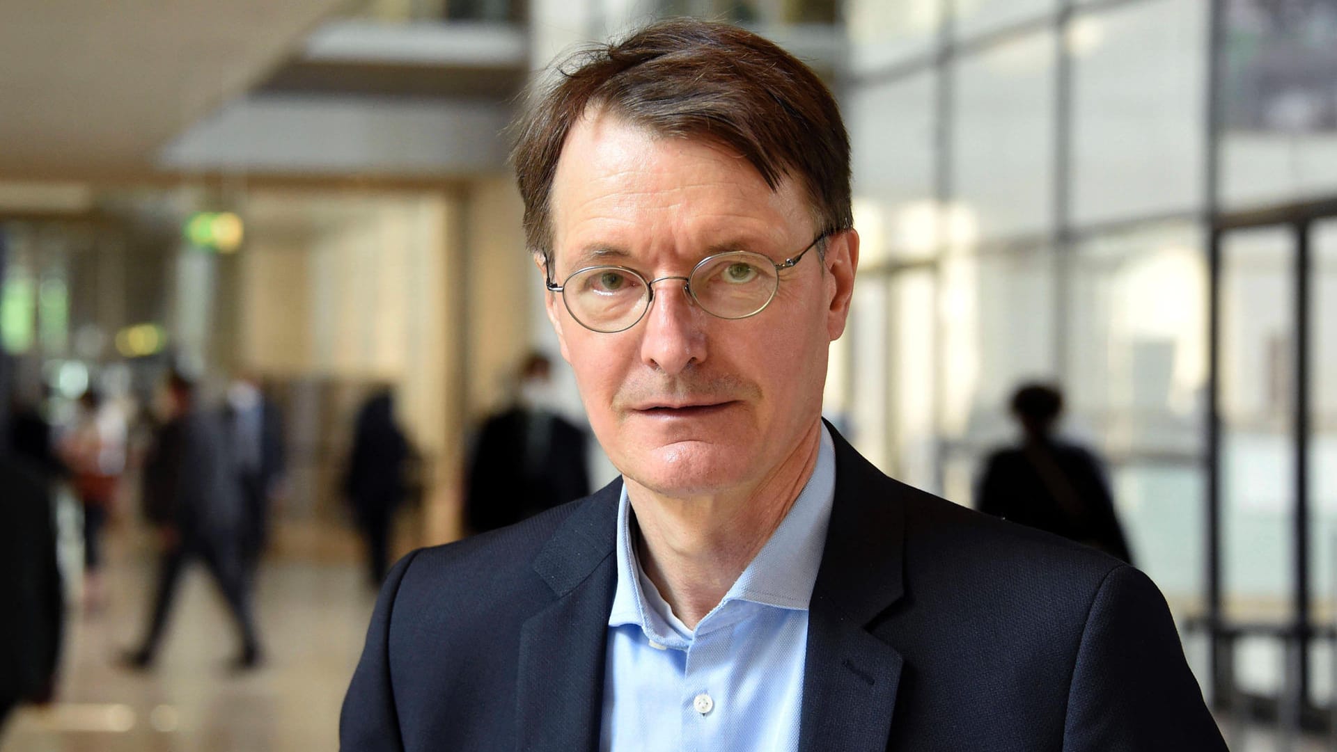 SPD-Gesundheitsexperte Karl Lauterbach: Lauterbach warnt, dass Ausnahmen für den Fußball ein "völlig falsches Signal" senden. SPD-Gesundheitsexperte Karl Lauterbach: Lauterbach warnt, dass Ausnahmen für den Fußball ein "völlig falsches Signal" senden.
