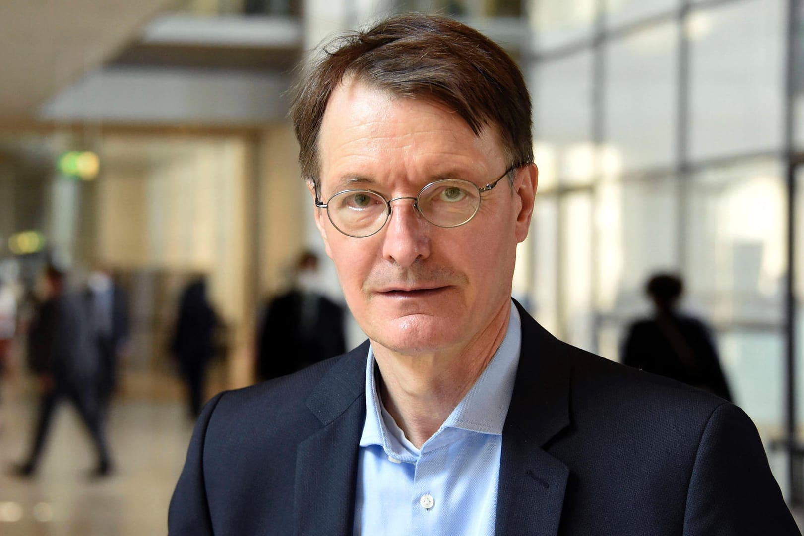 SPD-Gesundheitsexperte Karl Lauterbach: Lauterbach warnt, dass Ausnahmen für den Fußball ein "völlig falsches Signal" senden.