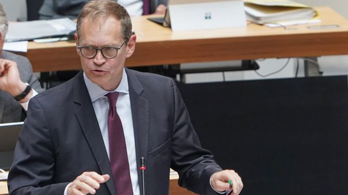 Michael Müller (SPD), Regierender Bürgermeister (Archivbild): Er fordert mehr Corona-Tests für Reiserückkehrer.