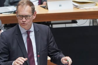 Michael Müller (SPD), Regierender Bürgermeister (Archivbild): Er fordert mehr Corona-Tests für Reiserückkehrer.