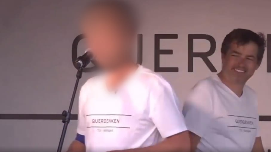 Der Scientologe und der "Querdenken"-Gründer: Arne E., Werbefigur und Großspender bei Scientology, half Michael Ballweg beim Aufbau von "Querdenken", organisiert selbst Veranstaltungen mit.